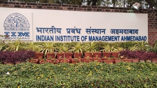 IIM-Ahmedabad-Offers-Hybrid-MBA-the-bharat-buzz